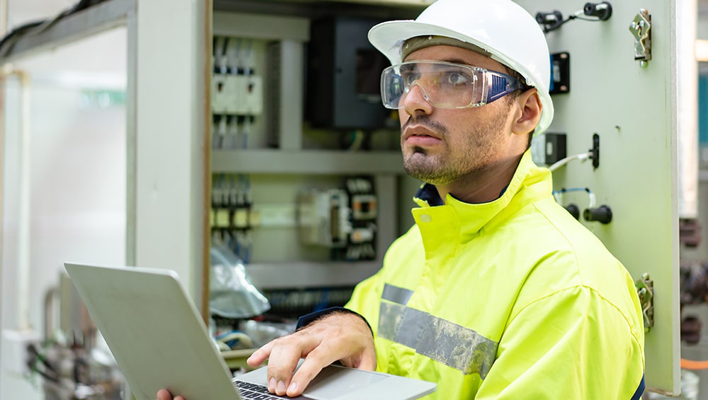 Mechanical-engineer-inspecting-machines-in-an-automated-factory